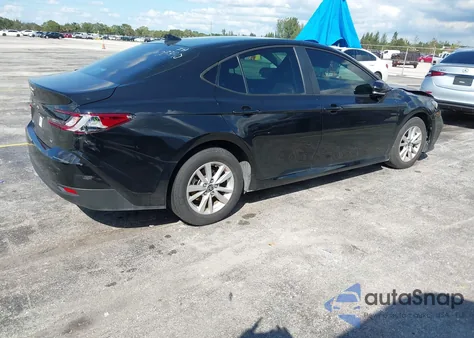 2025 Toyota Camry Le z USA, uszkodzony, nr VIN 4T1DAACK2SU037740